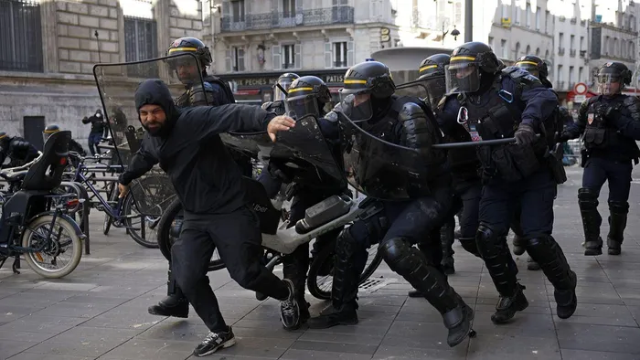 Violência nas ruas de Paris, Lyon e Marselha. Mais de 150 pessoas foram detidas em toda a França