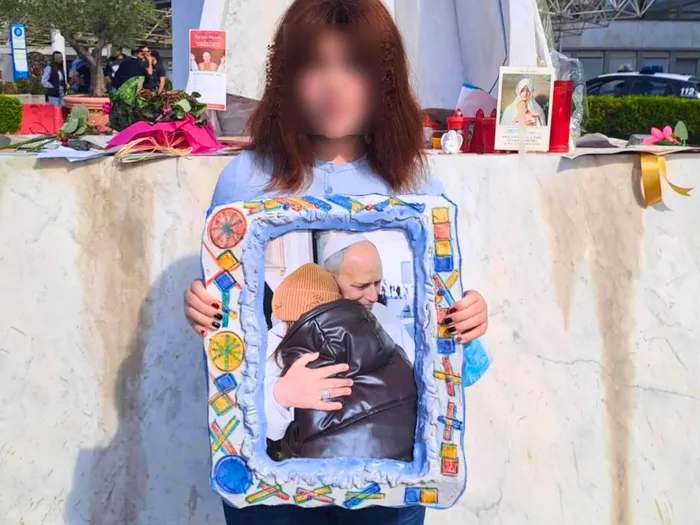 Fugiu das bombas na Ucrânia, descobriu que tinha um cancro e recebeu um abraço do Papa. Nove meses depois, Varvara voltou a Roma para retribuir o gesto a Leão XIV