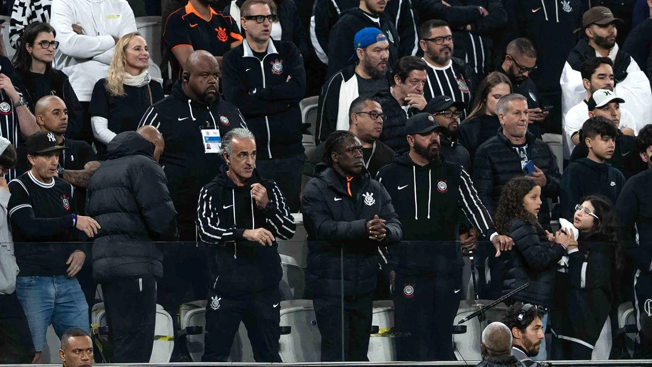 VÍDEO: Corinthians empata na estreia de Seedorf, que comandou da bancada