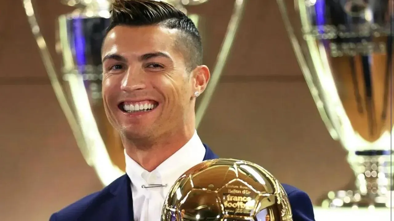 Ronaldo à frente na eleição do melhor Bola de Ouro de sempre, com voto pago
