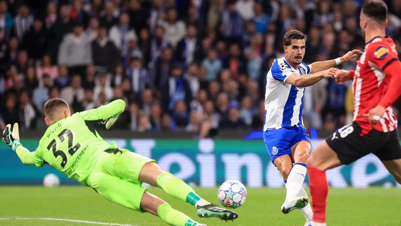 Champions: Kovár em evidência na vitória do PSV sobre o FC Porto (0-1)