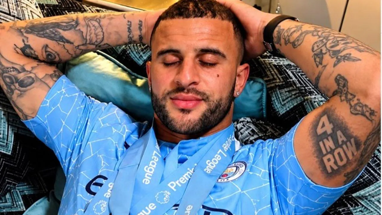 Kyle Walker promete remover tatuagem do «tetra» se o City perder os títulos