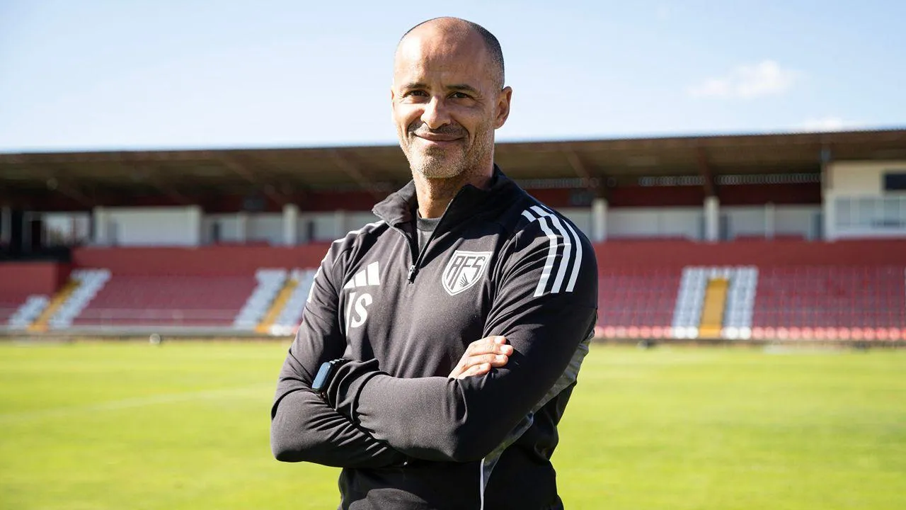 OFICIAL: AVS anuncia Silas como novo treinador
