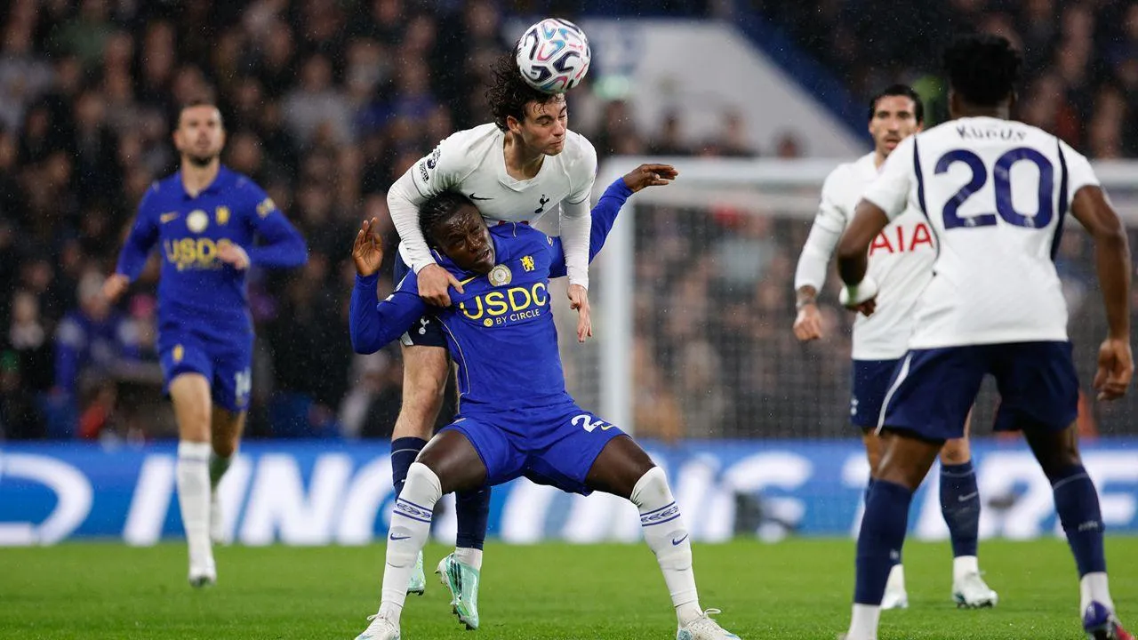 VÍDEO: Erro de Penders e golo de Tel dão vitória ao Tottenham em casa do Chelsea