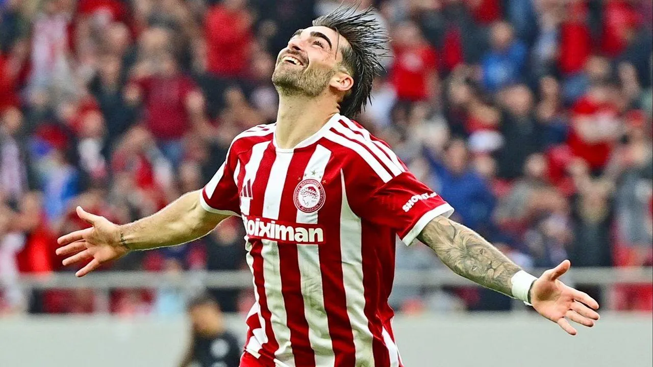 Jota Silva estreia-se com hat-trick na goleada do Olympiakos na Grécia