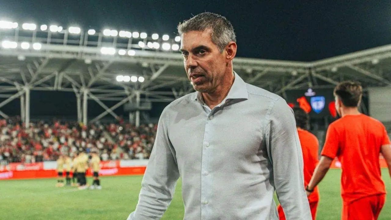Dínamo de Nuno Campos recupera em Cluj e segura liderança com empate