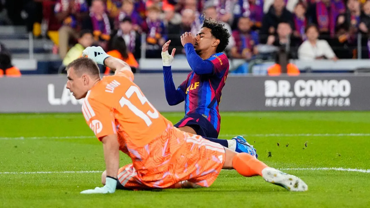 VÍDEO: Lamine Yamal desperdiça ocasião flagrante no Clássico com o Real Madrid