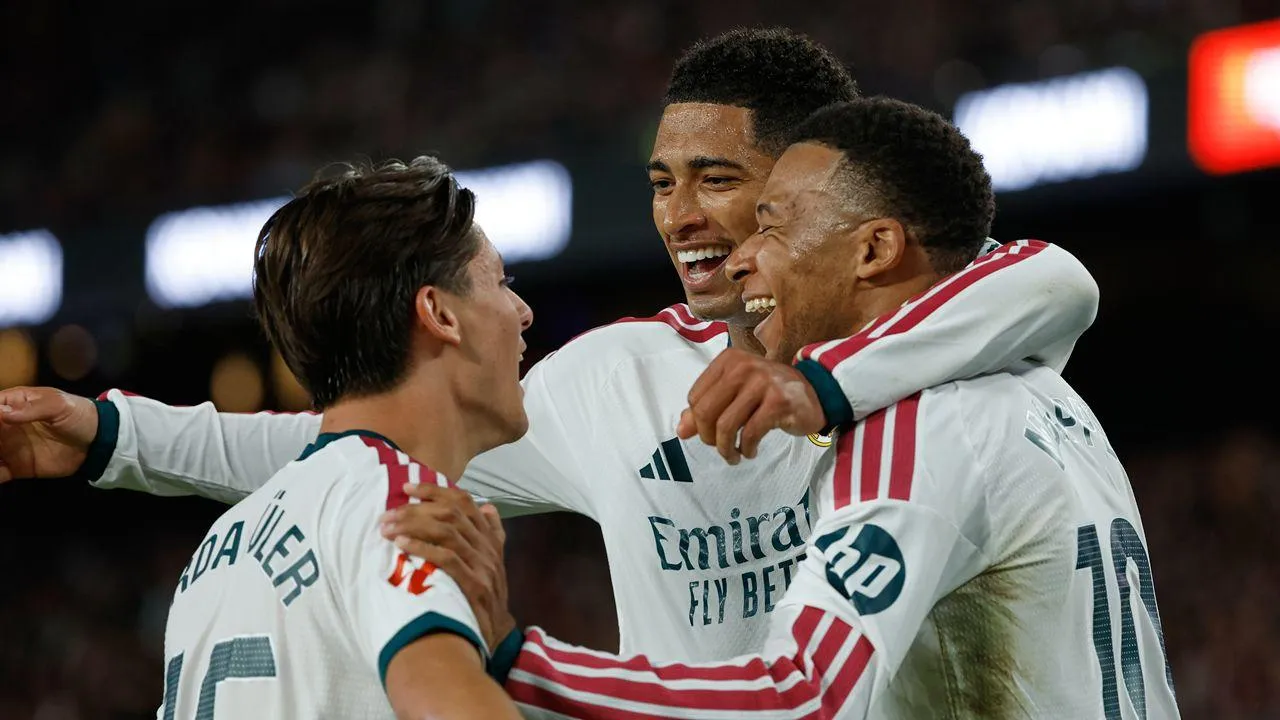 VÍDEO: Bis de Mbappé dá vitória a Mourinho no regresso a Barcelona