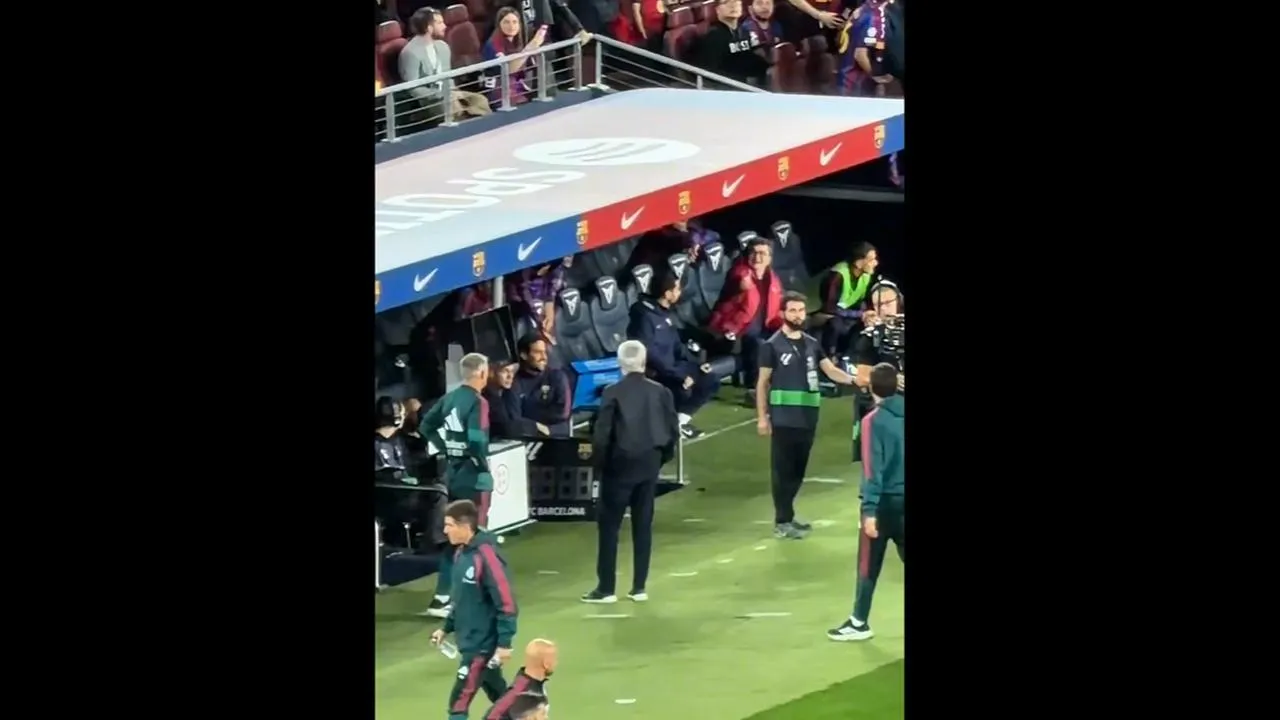 VÍDEO: Mourinho fixa o olhar no banco do Barcelona após golo decisivo