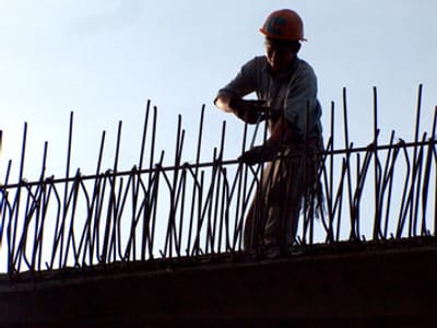 Construção: Trabalhadores portugueses estão a sair de Espanha - TVI