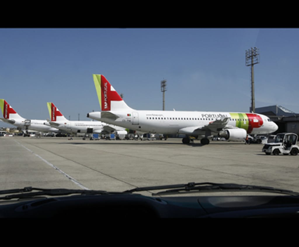 Aviões acumularam-se na placa de partida no aeroporto da Portela - Foto Lusa/Inácio Rosa