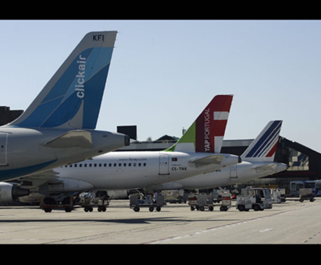 Aviões acumularam-se na placa de partida do aeroporto da Portela - Foto Lusa/Inácio Rosa