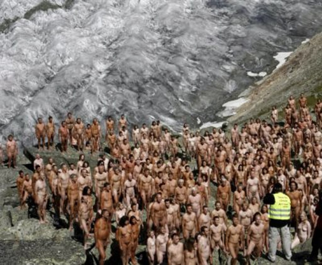 Spencer Tunick nos Alpes Suíços (Foto EPA)