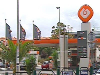 Licenciamento complicado impede mais gasolineiras nos hipermercados - TVI