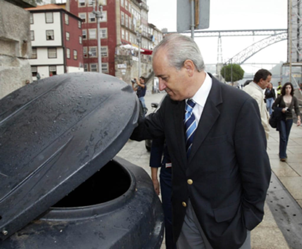 Rui Rio foi à rua ver o lixo (foto João Abreu Miranda/Lusa)