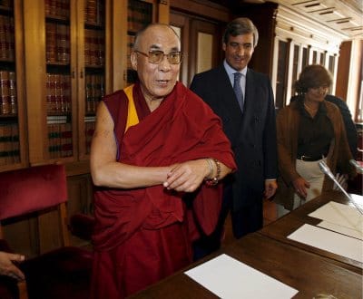 «O Dalai Lama não é um simples líder religioso» - TVI