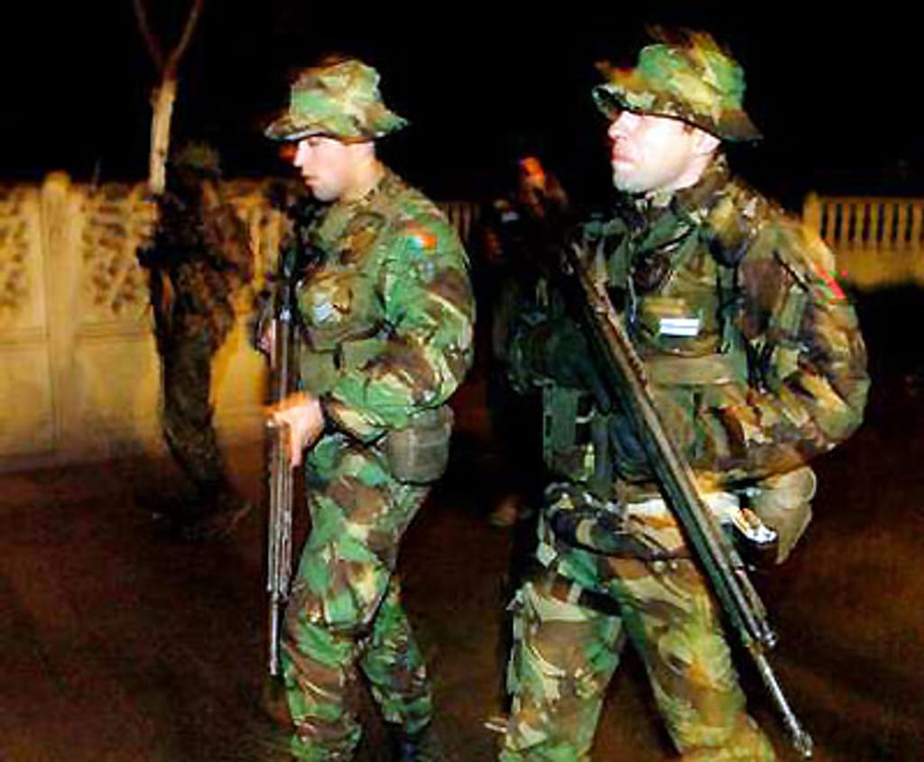 Lusa - 21/04/2006 - Militares no Kosovo em patrulha na véspera da visita do Presidente da República