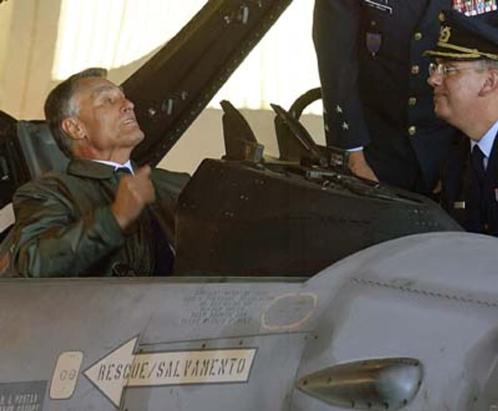 Cavaco Silva na Base Aérea de Monte Real (Lusa/Paulo Cunha)