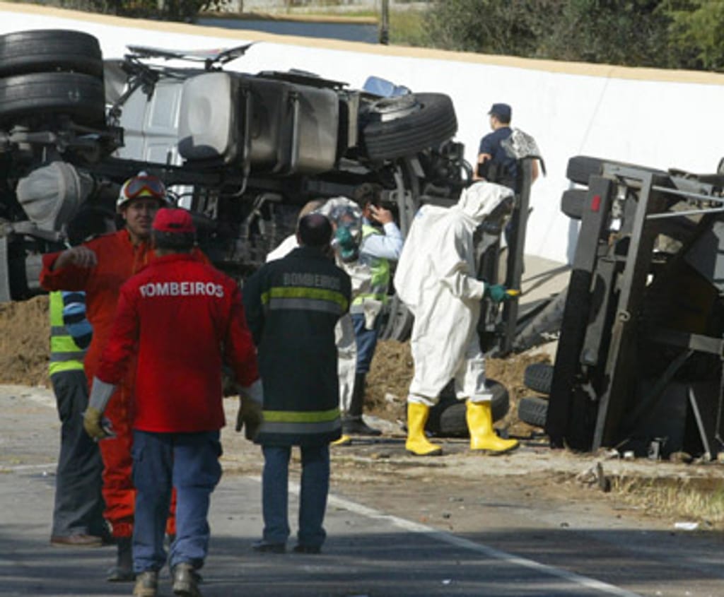 Acidente com camião cisterna (Foto Nuno Veiga/Lusa)