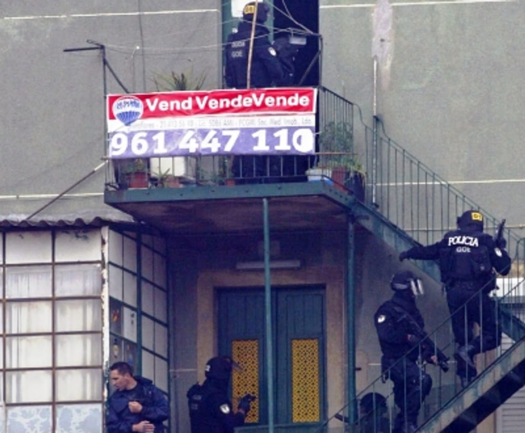 Polícia entra na casa onde os assaltantes estavam barricados (Paulo Carriço/LUSA)