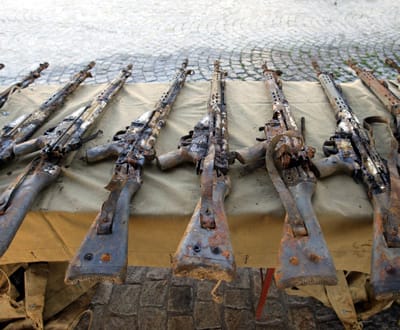 Caixa com armas de guerra encontrada em barragem - TVI