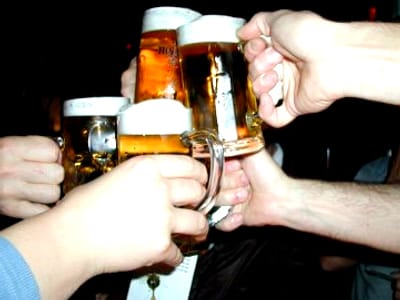 Pubs britânicos em risco devido à crise nas vendas de cerveja - TVI