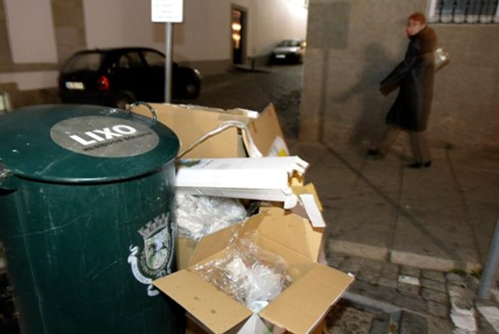 Lixo nas ruas da cidade (Nuno Veiga/Lusa)
