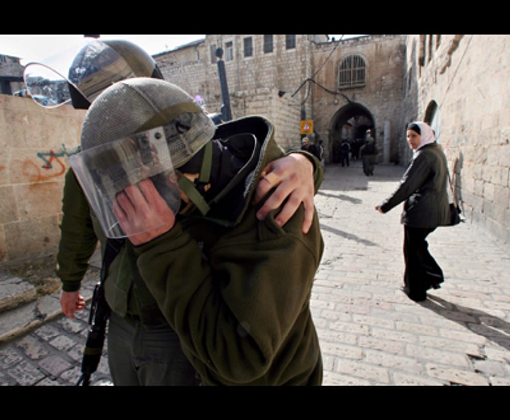 Fevereiro: polícia israelita ajudado por companheiro- Foto Lusa/EPA