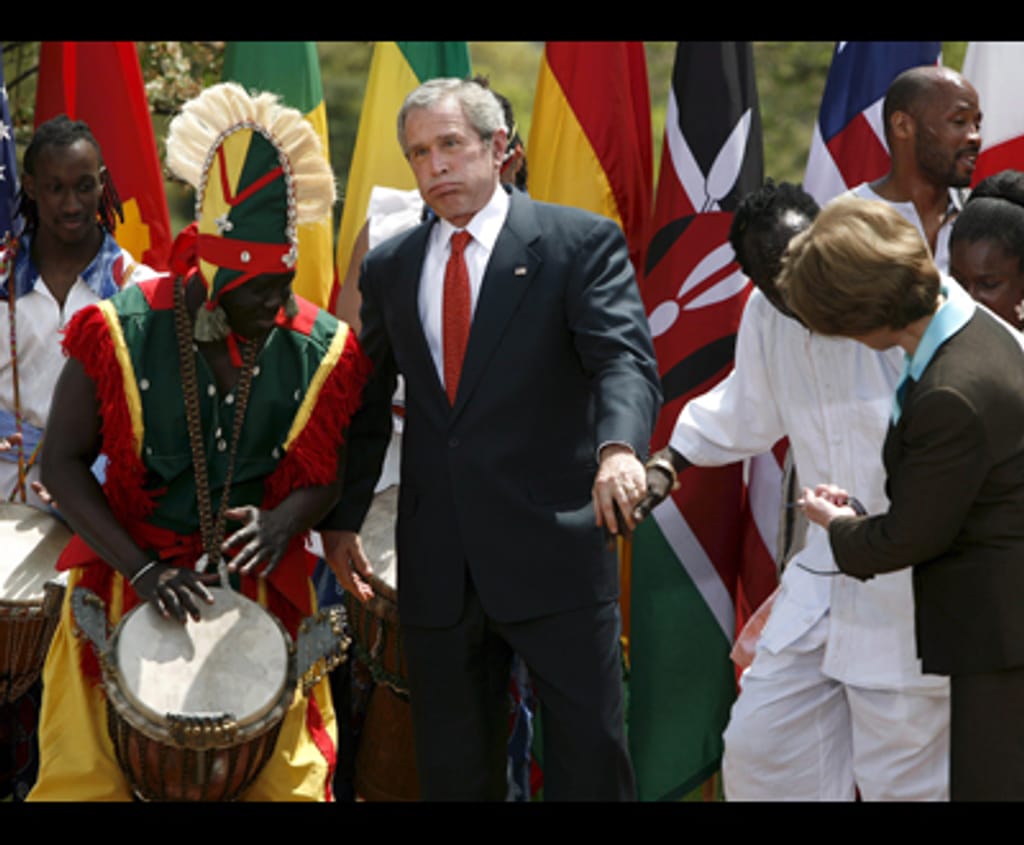 Abril: Bush tenta dançar - Lusa/EPA