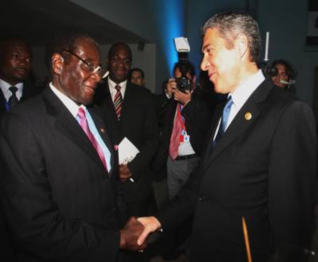Robert Mugabe e José Sócrates na cimeira UE/Árica (Lusa)