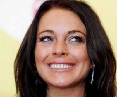 Lindsay Lohan dá parabéns em nome do Facebook - TVI