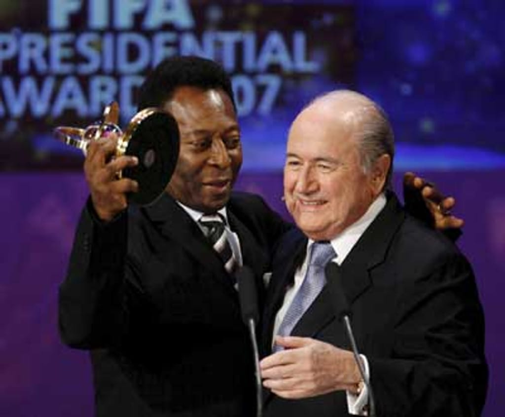 Pelé recebeu um prémio das mãos de Blatter (foto: Walter Bieri / EPA)