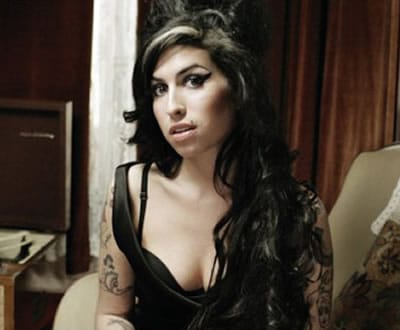 Amy Winehouse salta para dentro de carro em movimento - TVI