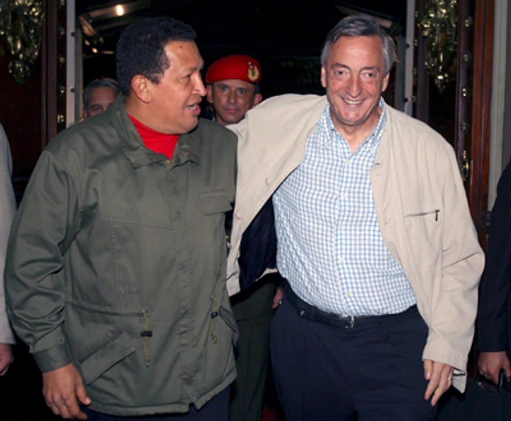 Presidente da Venezuela Hugo Chávez recebe o ex-presidente da Argentina - Foto Lusa/EPA