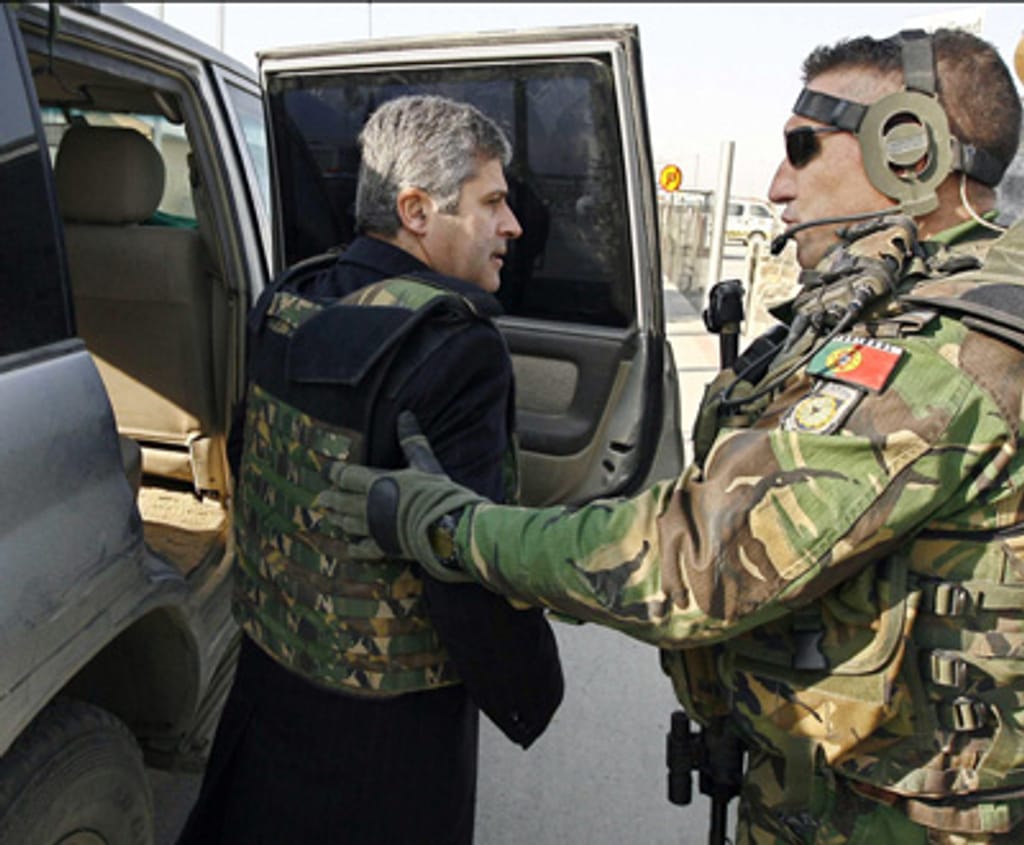 Ministro da Defesa visitou os militares portugueses no Afeganistão - Foto Lusa, Mário Cruz