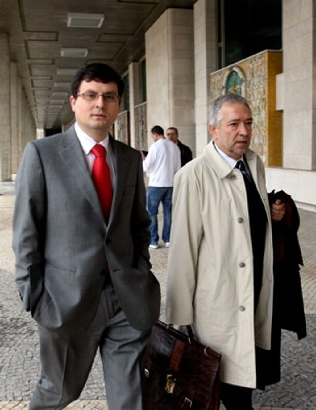 Paulo Pedroso, acompanhado pelo advogado, Celso Cruzeiro, à chegada ao tribunal Cível de Lisboa (Inácio Rosa/LUSA)