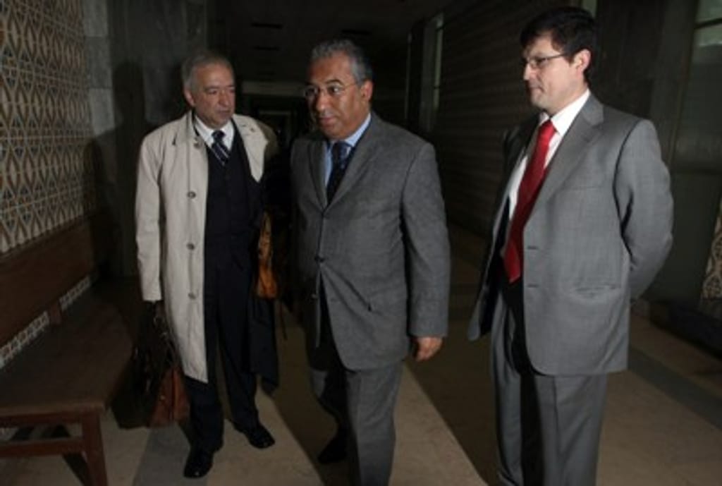 Paulo Pedroso, acompanhado por António Costa e pelo advogado, Celso Cruzeiro, à chegada a sala de audiências do tribunal Cível de Lisboa (Inácio Rosa/LUSA)