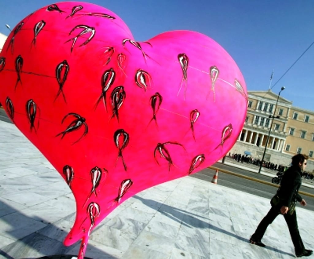 Escultura em forma de coração numa rua de Atenas [LUSA]