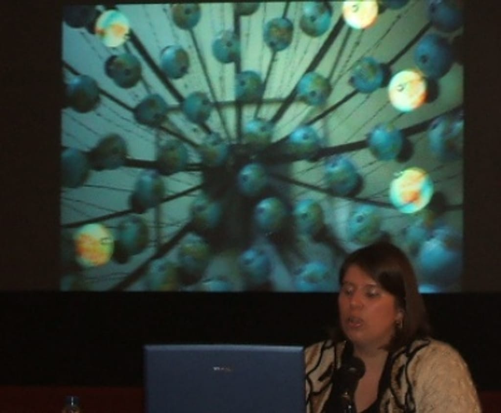 Joana Vasconcelos apresenta a obra «Mundo a seus pés» em palestra
