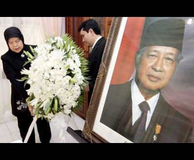 Milhares no funeral de Suharto (fotos) - TVI