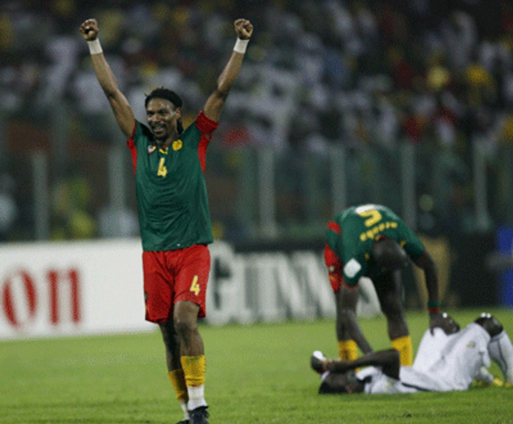 Robert Song, capitão dos Camarões, festeja vitória sobre o Gana