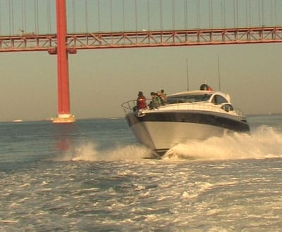 Barcos de luxo em exposição no rio Tejo (Vídeo) - TVI