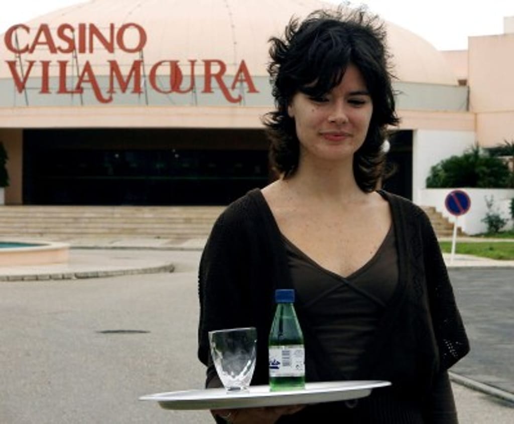 Marta Coelho, licenciada em educação comunitária, trabalha no casino (Luís Forra/LUSA)