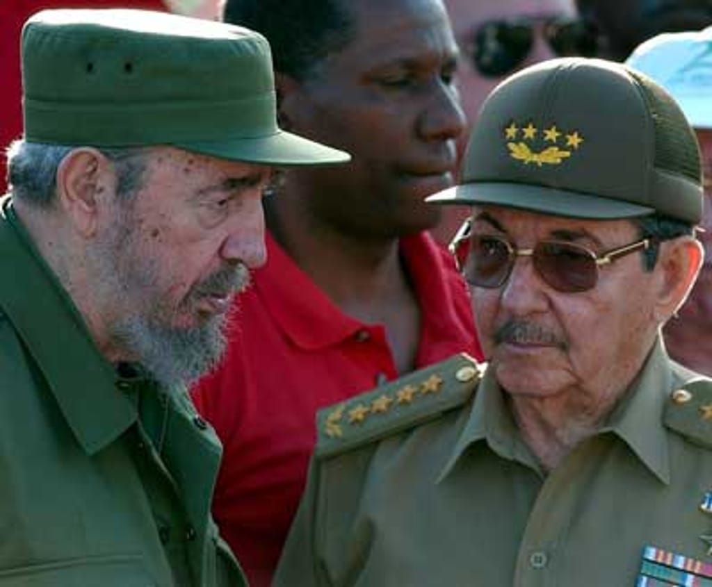 Fidel Castro e o seu irmão Raúl Castro - Foto Lusa/EPA
