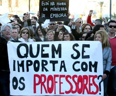 Professores saem à rua em protesto - TVI