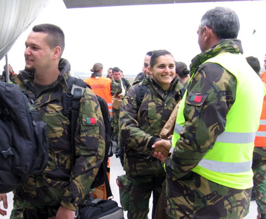 Inicio do embarque das tropas portuguesas no aeroporto de Pristina