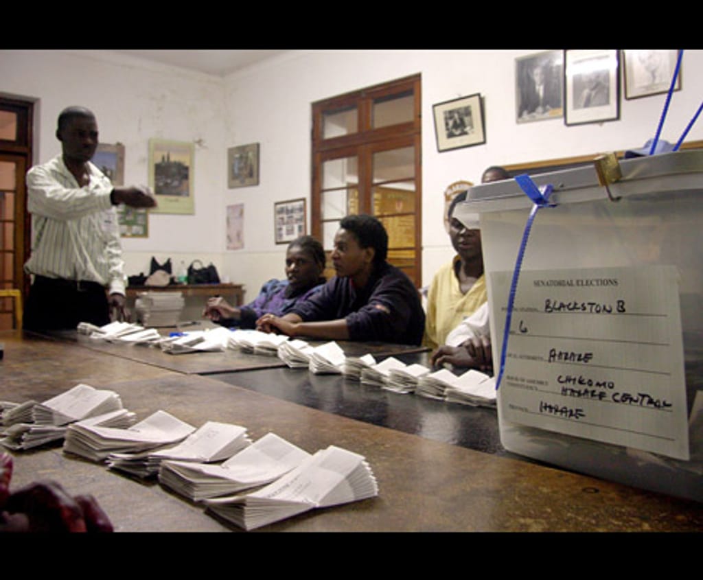 Contagem de Votos no Zimbabué (EPA/STR)