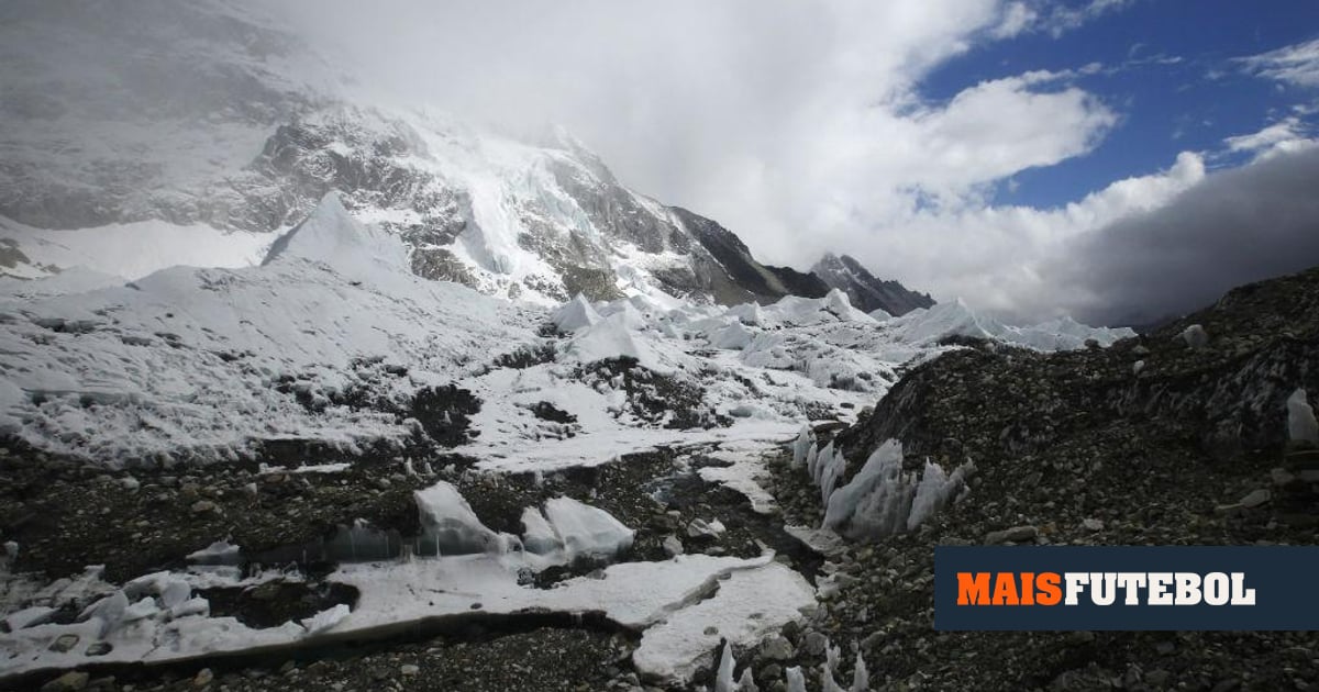 Centenas estão a dirigir-se para a «zona da morte» do Evereste