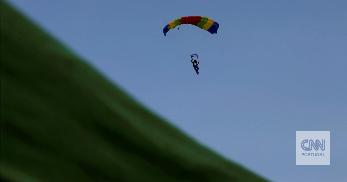 Paraquedista cai de 120m, é dado como morto, e volta a saltar
