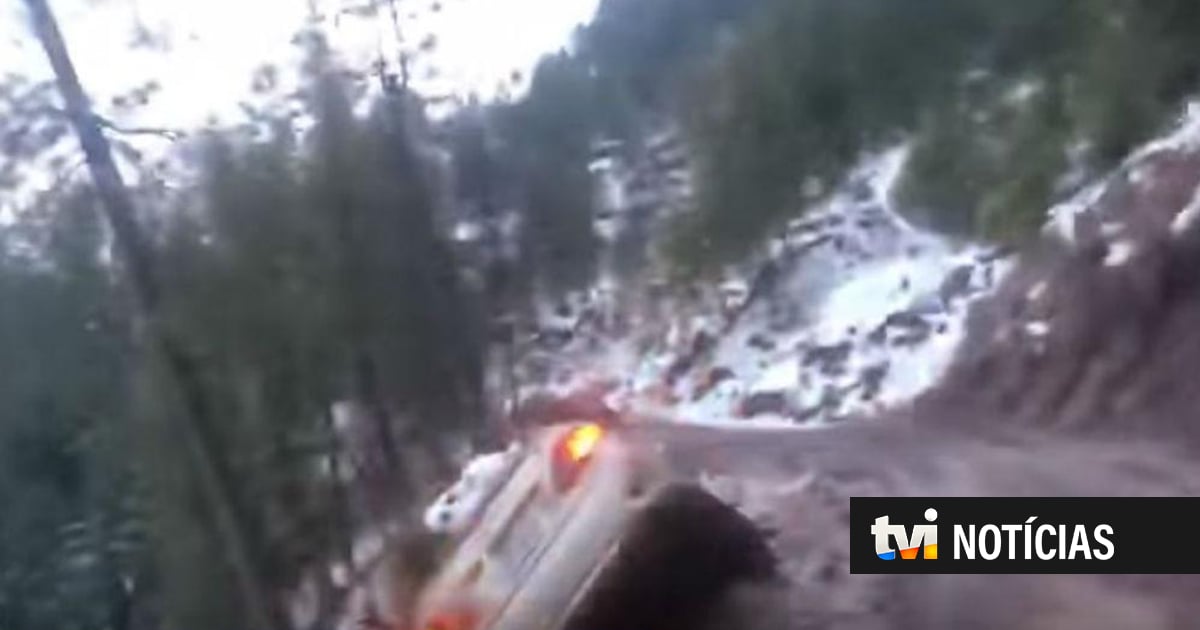 Vídeo: carro cai em ravina com passageiro pendurado na janela - TVI Notícias